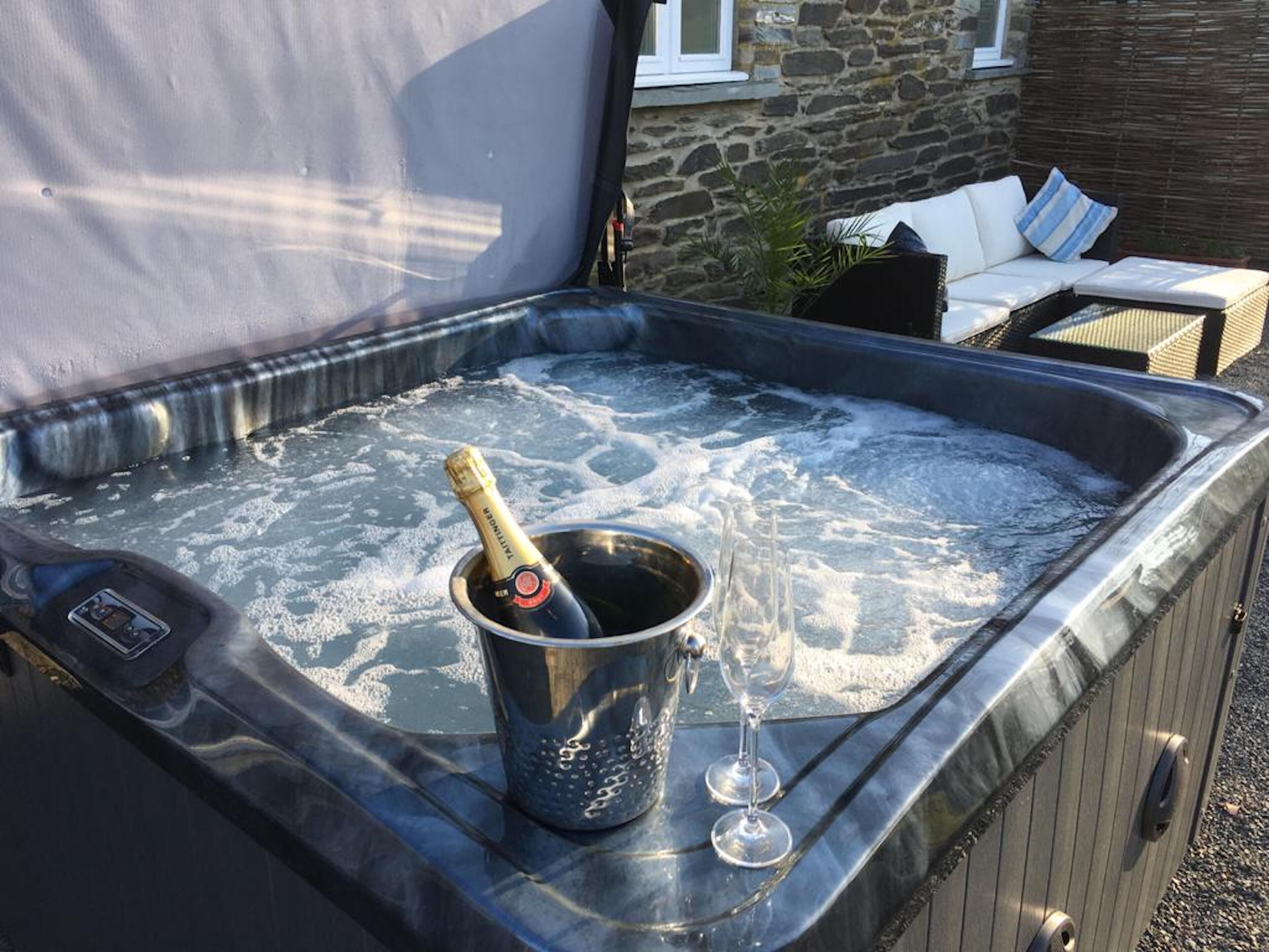 2 bedrooms, travel cot, bed sheets