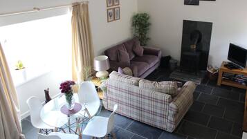 2 bedrooms, travel cot, bed sheets