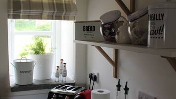 Cottage, 2 Bedrooms | 2 bedrooms, travel crib, bed sheets