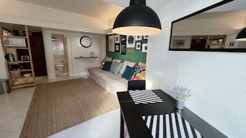 Departamento, 1 habitación, vista al mar | Área de sala de estar | Televisión LCD de 42 pulgadas con canales por cable y televisión
