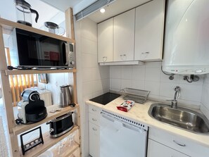Apartamento, 1 habitación, vistas al mar | Cocina básica privada | Frigorífico grande, horno, placa de cocina y utensilios de cocina