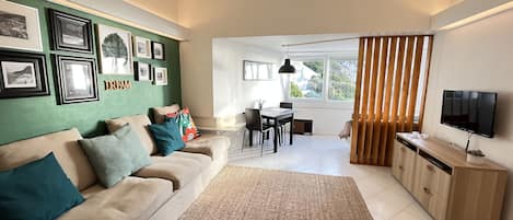 Departamento, 1 habitación, vista al mar | Área de sala de estar | Televisión LCD de 42 pulgadas con canales por cable y televisión