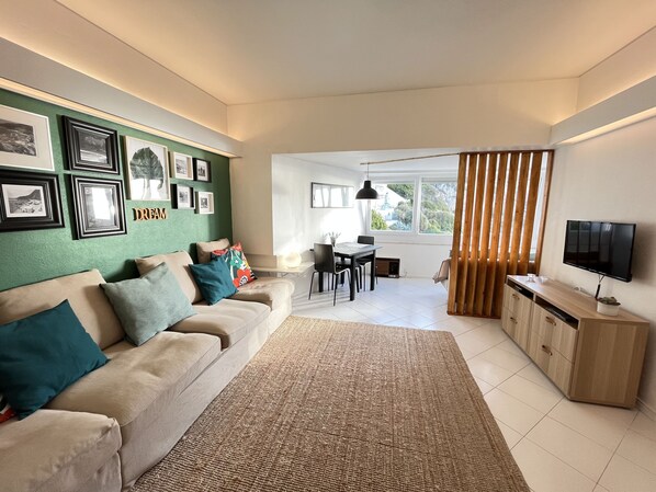Apartment, 1 Schlafzimmer, Meerblick | Wohnbereich | 42-Zoll-LCD-Fernseher mit Kabelempfang, Fernseher