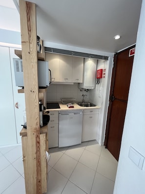 Apartament, 1 dormitori, vistes al mar | Cuina bàsica privada | Frigorífic gran, forn i placa de cuina