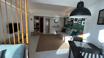 Apartamento, 1 habitación, vistas al mar | Zona de estar | Televisión LCD de 42 pulgadas con canales por cable, una televisión