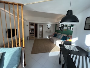 Apartament, 1 dormitori, vistes al mar | Sala d'estar | Televisor LCD de 42 polzades amb canals per cable i televisor