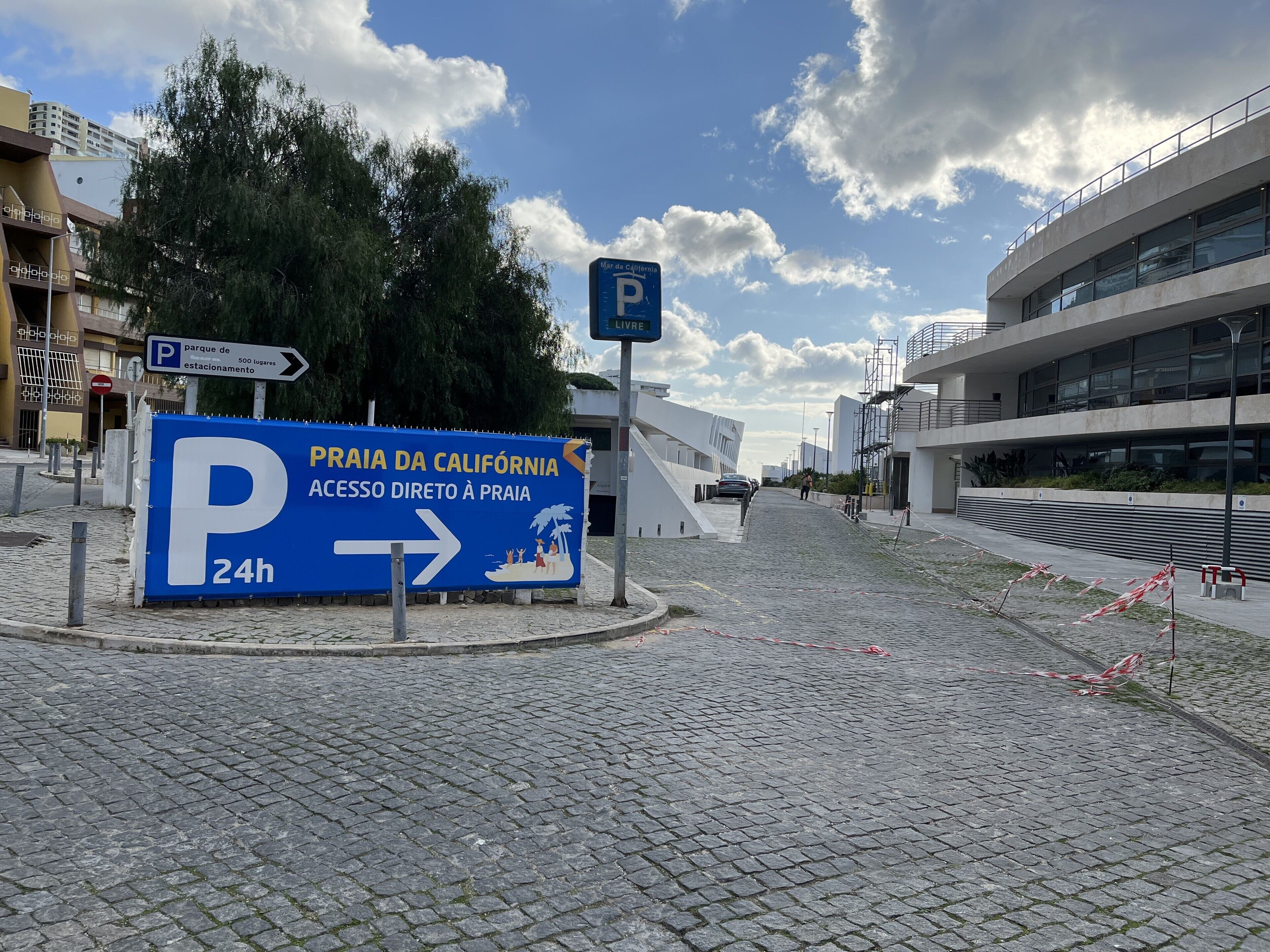 Di pantai dan pasir putih