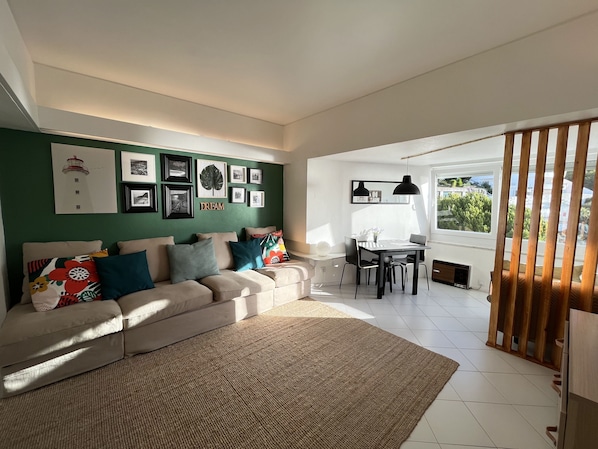 Apartament, 1 dormitori, vistes al mar | Sala d'estar | Televisor LCD de 42 polzades amb canals per cable i televisor
