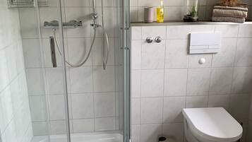 Dusche, Haartrockner, Handtücher, Toilettenpapier