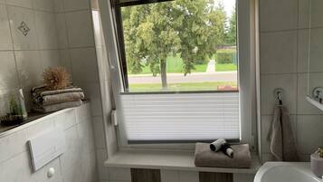 Dusche, Haartrockner, Handtücher, Toilettenpapier