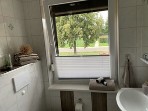 Dusche, Haartrockner, Handtücher, Toilettenpapier