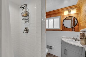Shower, hair dryer, towels, soap - FreeSpirit Cabin| Your Zion National Park Retreat (Orderville)