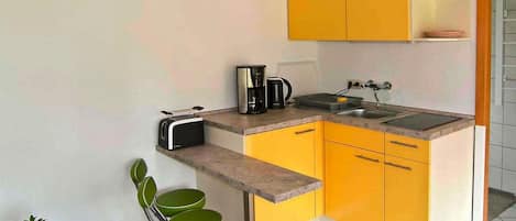 Wasserkocher mit Kaffee-/Teezubehör, Kühlschrank, Herdplatte, Toaster