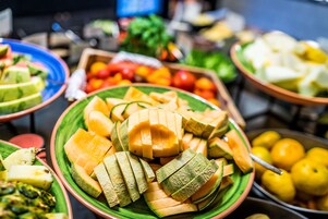 朝食 (ビュッフェ)、毎日提供 (有料)