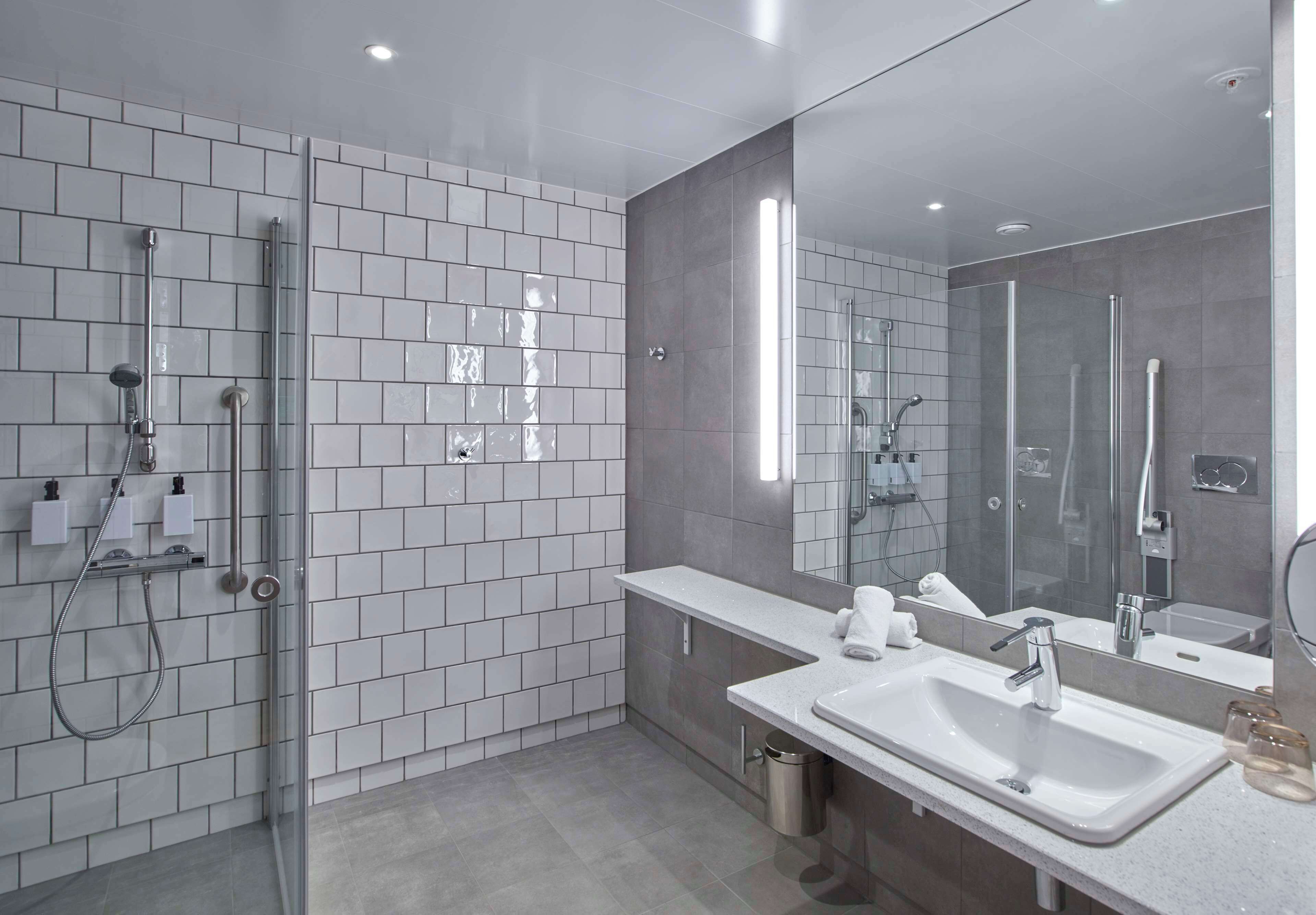 junior suite, 2 single beds | bathroom | hair dryer, towels