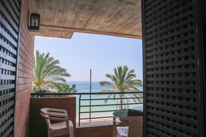 Ubicación a pie de playa y arena blanca