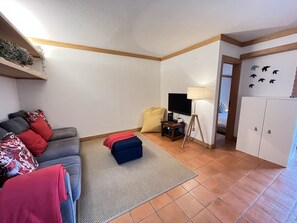 Apartament | Sala d'estar | Televisor LCD de 32 polzades amb canals per cable i televisor 