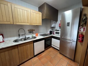 Apartamento | Cocina privada | Frigorífico grande, horno, placa de cocina y lavavajillas