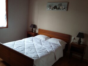 2 Schlafzimmer, Reisekinderbett