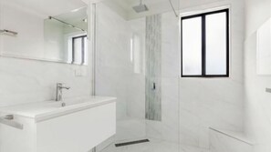 Shower, towels - Malua Bay Beach house (MALUA BAY)