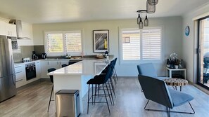 Réfrigérateur, four à micro-ondes, un four, surface de cuisson