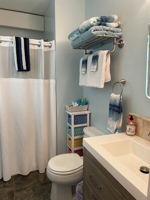 Dusche, Haartrockner, Handtücher, Seife