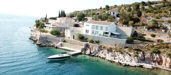Villa Basthel with heated pool, jacuzzi, sauna, boat mooring possibility
