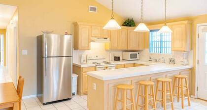 Ground Floor Duplex 1/2 block to Beach BBQ ok 2 Bedroom Home by RedAwning