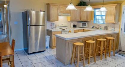 Ground Floor Duplex 1/2 block to Beach BBQ ok 2 Bedroom Home by RedAwning