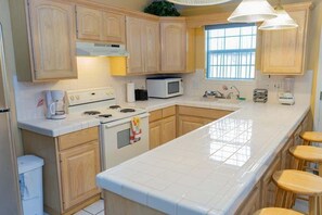 Townhome, 2 Bedrooms | Private kitchen