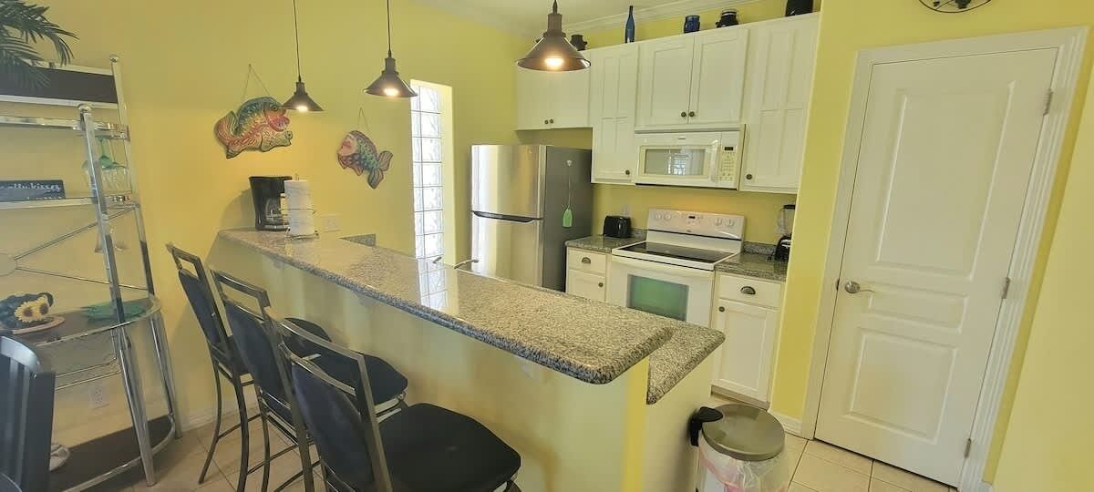 Condo, 2 Bedrooms | Private kitchen | Fridge, oven, stovetop, coffee/tea maker