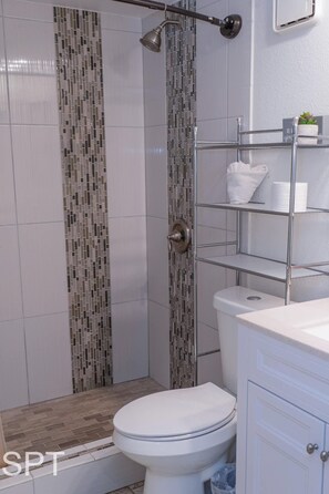 Appartement, 1 slaapkamer | Badkamer | Handdoeken, shampoo