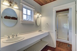 Combined shower/tub, hair dryer, towels - 22 Carters Manor-2nd Row(176 yrd walk) to Ocean & Dog Friendly (Hilton Head Island)