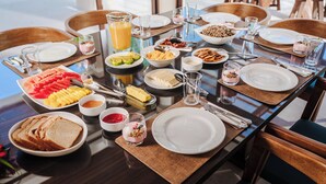 Un bufé de desayuno con diversas opciones de comida y bebidas.