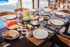 Een ontbijtbuffet met diverse gerechten en drankjes.