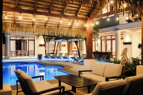 Family Paradise 6-BR Villa w/private pool Steps from Tamarindo Beach and Town