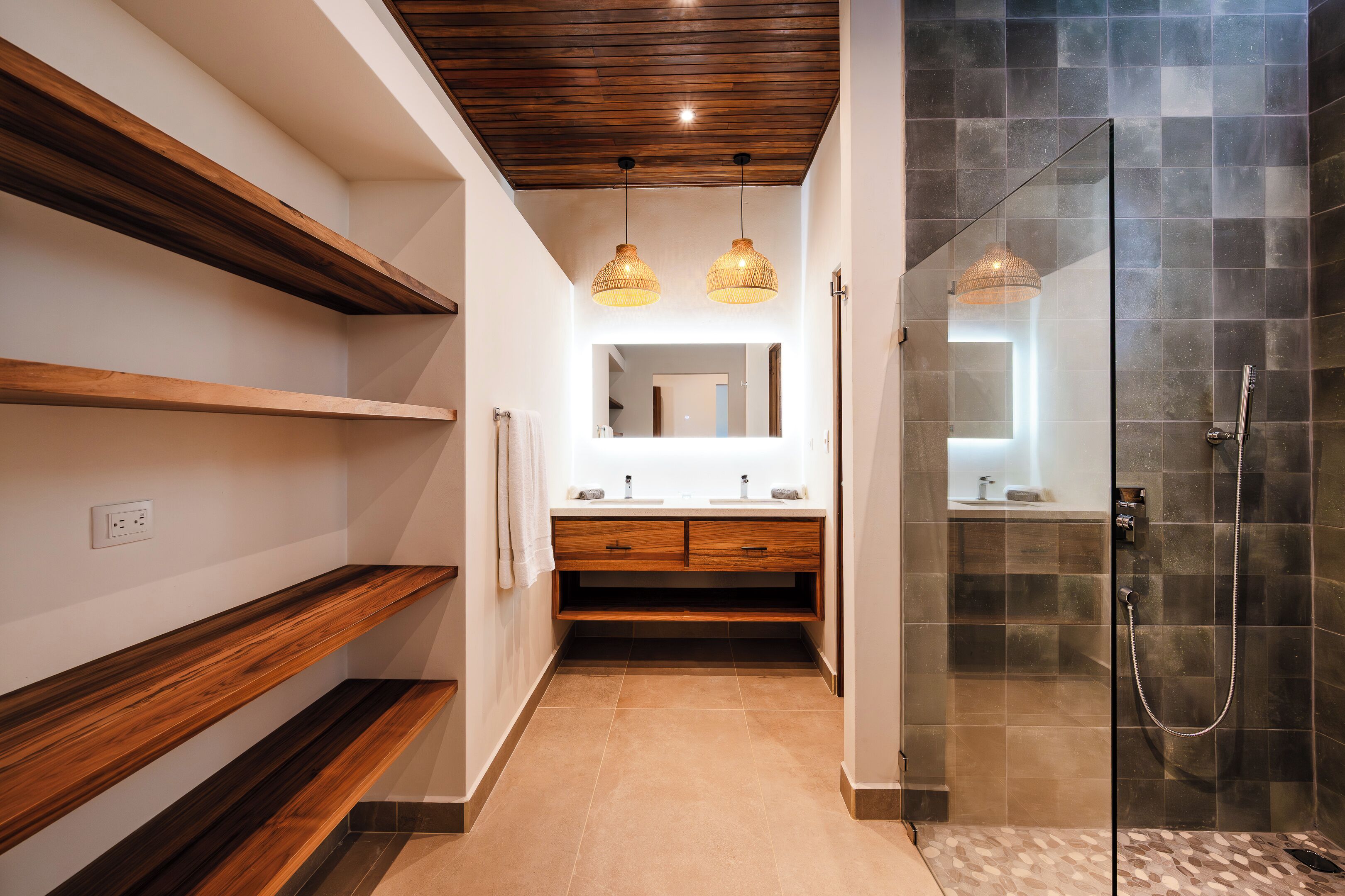 Douche, serviettes fournies