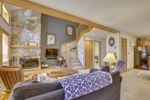 Smart TV, fireplace, DVD player - Lovely 2 bedroom condo is sure to be the perfect reminder. You Gotta Getaway! (Canaan Valley)