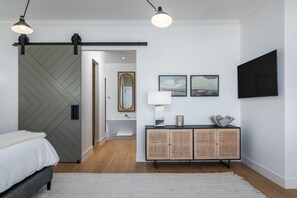 5 Schlafzimmer, Schreibtisch, Bügeleisen/Bügelbrett, Reisekinderbett