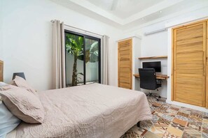 4 bedrooms, WiFi, bed sheets - Pool Paradise Steps from Beach & Restaurants (Santa Cruz)