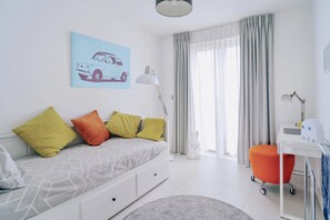 3 habitaciones, escritorio y tabla de planchar con plancha 