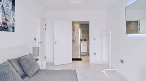 3 bedrooms, desk, iron/ironing board, travel cot - Super Trendy Penthouse, Panoramic Park Views (London)