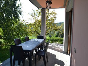 تناول الطعام بالخارج