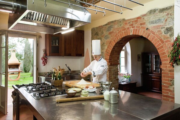 Een koelkast, een magnetron, een oven, een vaatwasser