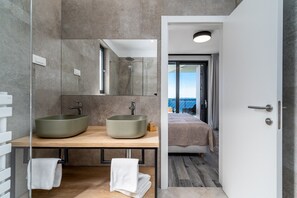 Badewanne, Haartrockner, Handtücher
