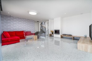 تلفزيون، مدفأة، ستيريو