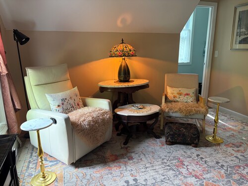 Upper Sunny Side Suite 
Near Quechee, VT shops and restaurants.