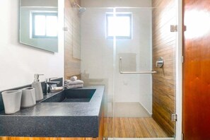 シャワー、ヘアドライヤー、タオル