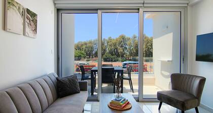 Phaedrus Living: Seaside Executive Flat Harbour 207