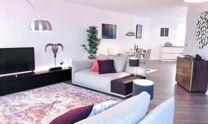 Télévision, livres, chaîne hi-fi, espaces bureaux